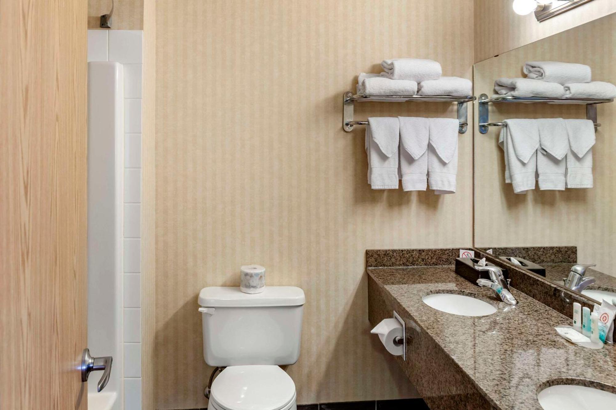 Quality Inn & Suites Edmonton International Airport Leduc Kültér fotó